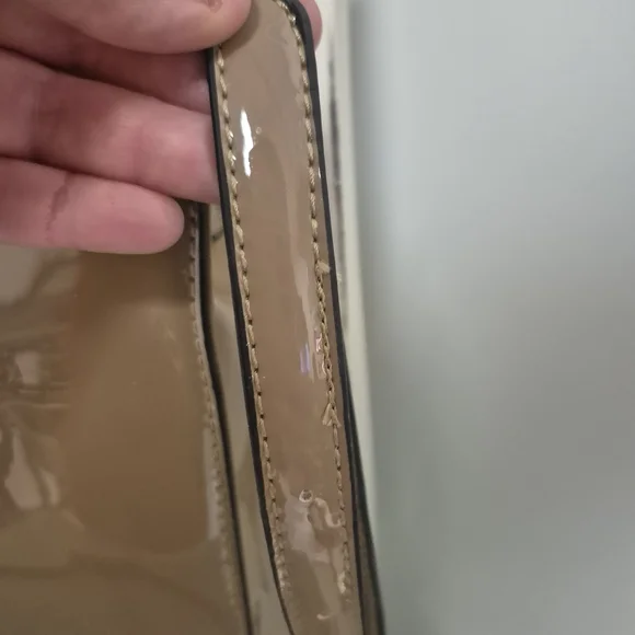 Elegant Tan Patent Leather Tote Bag - Picture 3 of 16